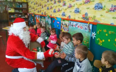 Святий Миколай із ДПТНЗ «Реутинський професійний аграрний ліцей» привітав  зі святом та подарував солодкі подарунки вихованцям дитячого садка «Берізка» с. Реутинці
