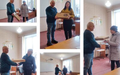 Валерій Чечель на загальних зборах вручив ноутбуки працівникам закладу.